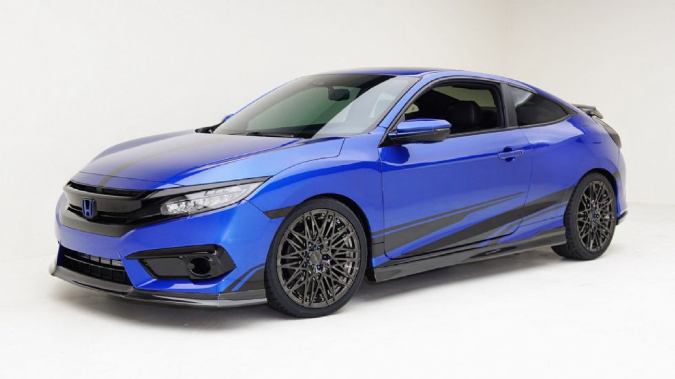 Στο Honda Civic Coupe έχει τοποθετηθεί ένα χειροποίητο carbon bodykit από την Carbon 2 Carbon.